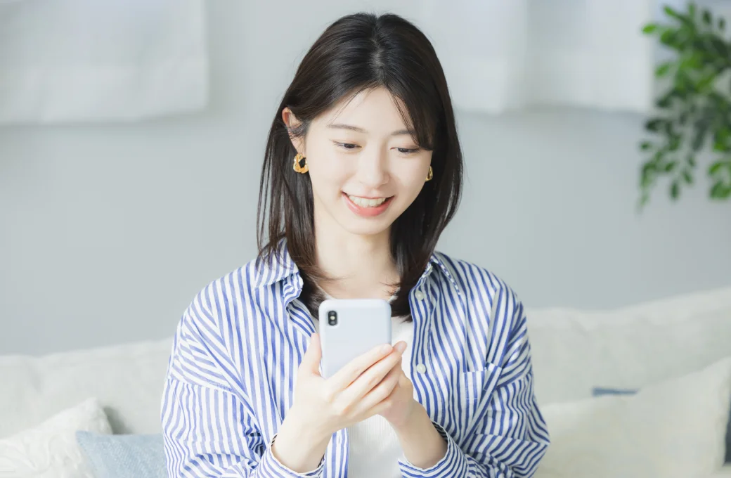 スマートフォンでWEB予約をする様子